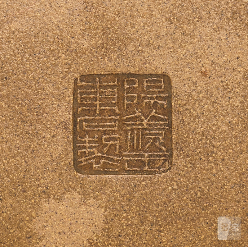 An inscribed Yucheng kiln duan clay 'goose and longevity' teapot and cover, signed Wang Dongshi, Qing dynasty, Tongzhi period | 清同治 王東石款玉成窰段泥刻詩文飛鴻延年壺 《陽羨王東石製》、《東石》印 - 图5